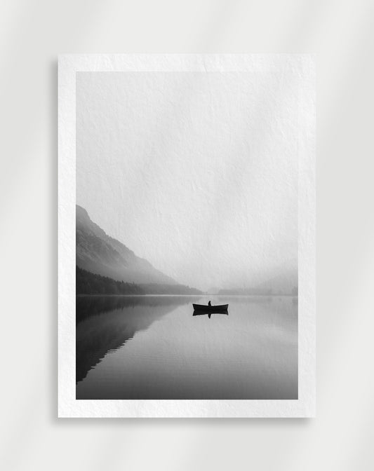 Minimalistisk svart och vit båtaffisch