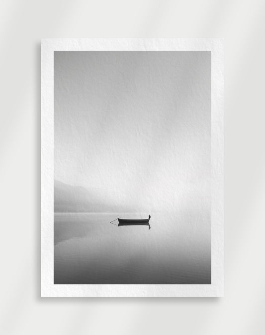Minimalistisk svart och vit båtaffisch