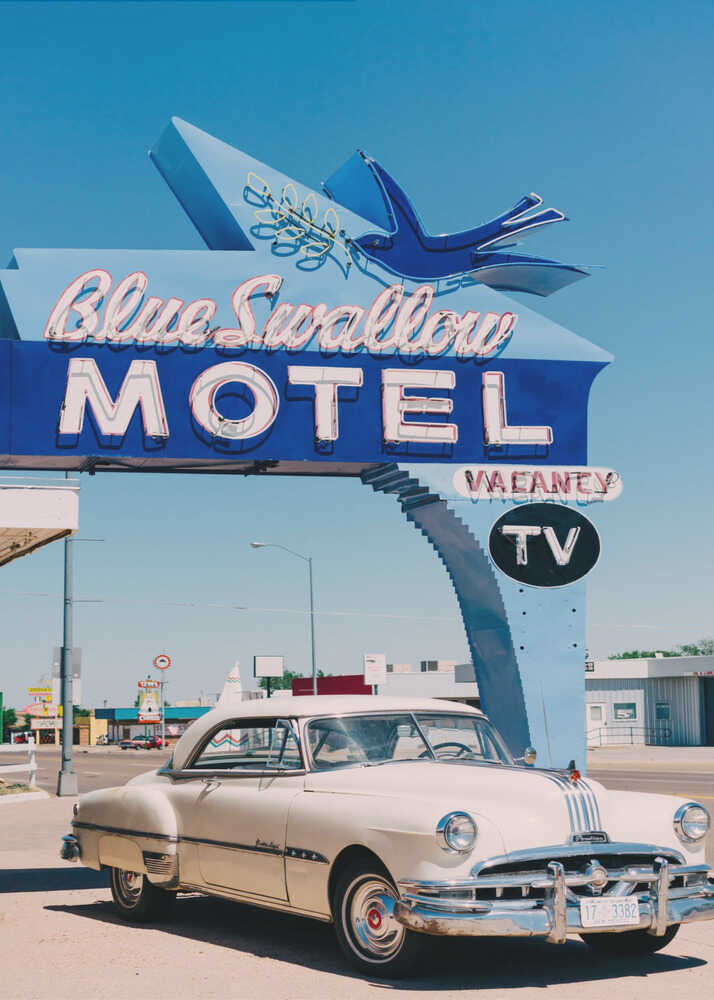 Route 66 motel with blue sign an an car from the 50´s